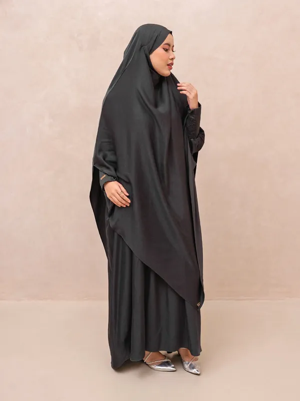 Saqqina Hijab - Aluna Abaya Set (Abaya Gamis Set Khimar Hilya Haji dan Umrah Bahan Andalusia / Anti Uv) Gamis Muslim Wanita Super Premium Quality — foto 7